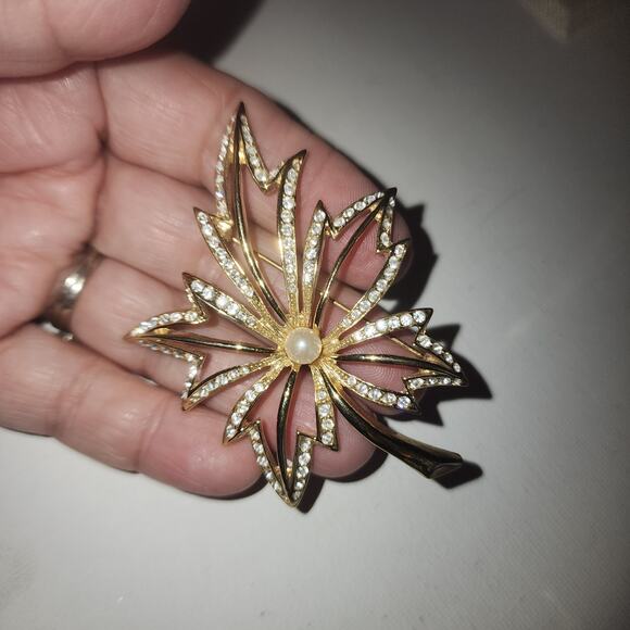 VINTAGE NAPIER STATEMENT FAUX PEARL RHINESTONE LEAF BROOCH PIN - Picture 2 of 4